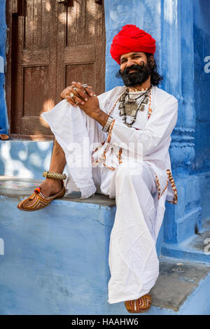 Hombre de Rajastán, vestidos con ropas tradicionales, Jodhpur, Rajasthan, India Foto de stock