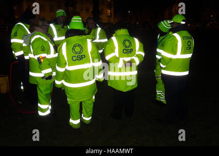 Caso stewards en chaqueta amarilla/verde hi vis / Chaquetas de alta visibilidad con bandas reflectantes altamente / Tiras de material. UK Foto de stock