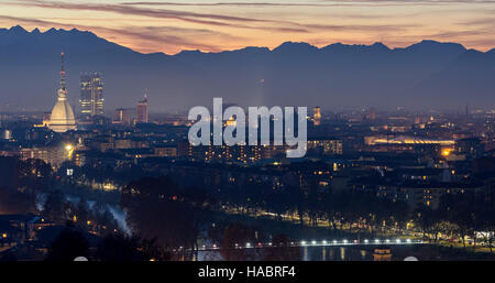Turín (Torino) hermoso paisaje con Mole Antonelliana al atardecer