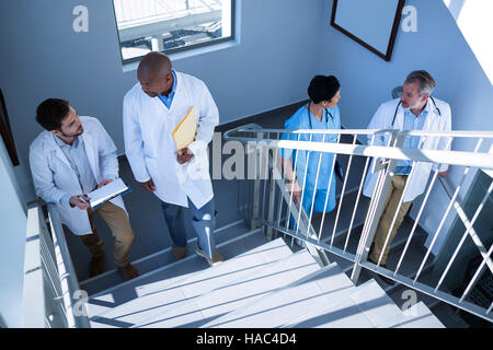 Los médicos interactuar unos con otros, mientras que subir escaleras Foto de stock