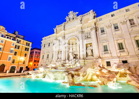 Roma, Italia. Increíblemente ornamentados, construido en la Fontana di Trevi, iluminado por la noche en el corazón de Roma.