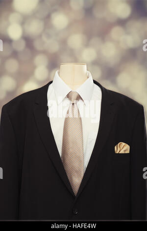 Primer plano de un hombre traje y corbata con camisa blanca y de color dorado hankerchief Fotografía de stock - Alamy