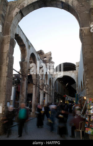 La entrada del Zoco Al-Hamidiyeh en el casco antiguo de la ciudad de Damasco, Siria, flanqueada por columnas romanas. Foto de stock