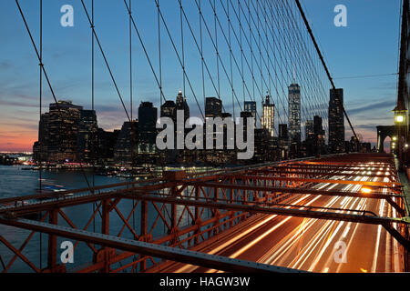 El centro de Manhattan al atardecer visto desde el puente de Brooklyn, Nueva York, Estados Unidos. Foto de stock