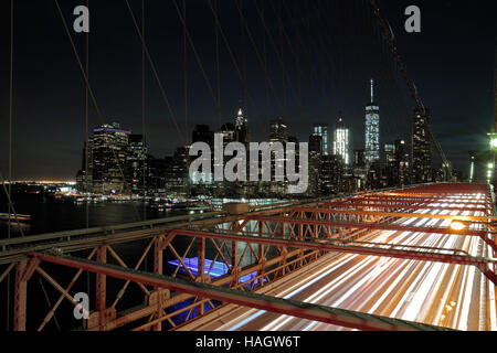 El centro de Manhattan al atardecer visto desde el puente de Brooklyn, Nueva York, Estados Unidos. Foto de stock