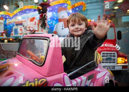 Recinto ferial paseo de coches para niños Niños niños jóvenes pista niño  niños adolescentes paseos pequeños carros de pedal Navidad fiesta de  invierno fest Fotografía de stock - Alamy