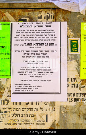 Jerusalén, Israel - Marzo 25, 2016: Pashkevil carteles, de la comunidad judía ortodoxa, sobre las vacaciones de Purim, en un barrio ultraortodoxo M Foto de stock