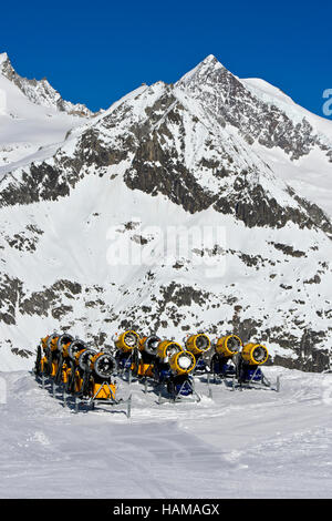 Cañones de nieve en la pista de esquí, esquí, Arena de Aletsch Bettmeralp, Valais, Suiza Foto de stock