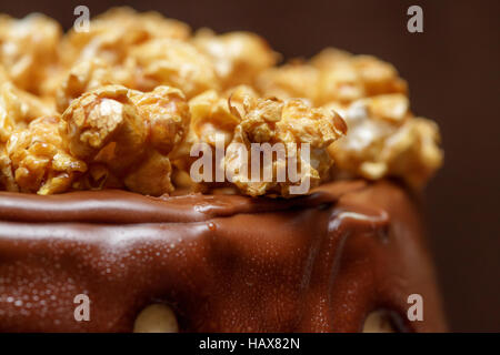Tarta de chocolate con caramelo y palomitas, cerrar Foto de stock