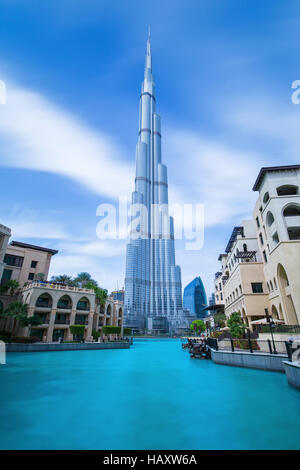 Centro financiero de Dubai, Emiratos Árabes Unidos al 29 de febrero de 2016: Ver en el Burj Khalifa (altitud 828 m) en el centro de Dubai, Emiratos Árabes Unidos Foto de stock