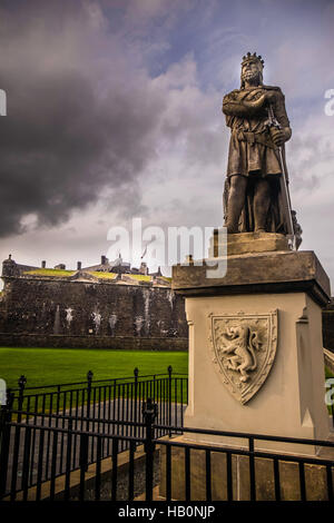 Estatua del Rey Robert Bruce fuera el castillo de Stirling, Stirling, Escocia