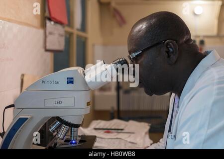 Dioïla - Malí: Un médico trabaja en el laboratorio de la unidad nutricional intensivo del hospital Dioïla el 7 de noviembre de 2016 en Dioïla (Malí). Foto por Xaume Foto de stock