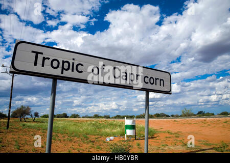 Señal de carretera del Trópico de Capricornio en Namibia Foto de stock