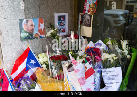 Nueva York, Estados Unidos. 3 de diciembre, 2016. Flores y recuerdos fotográficos son colocados en Honor de la muerte de Fidel Castro frente a la Misión Permanente de Cuba, el 3 de diciembre de 2016 en la Ciudad de Nueva York. Crédito: Donald bowers/Alamy Live News Foto de stock