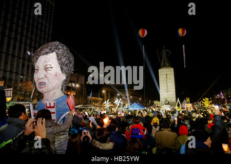 Seúl, Corea del Sur. 5 dic, 2016. Los surcoreanos asistir a una protesta con velas durante la manifestación contra el presidente Park Geun-hye sobre Gwanghwamoon street. © Min Won-Ki/Zuma alambre/Alamy Live News Foto de stock
