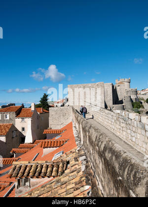 La gente paseando por las murallas de la ciudad de Dubrovnik, Dubrovnik, Costa Dálmata, República de Croacia. Foto de stock