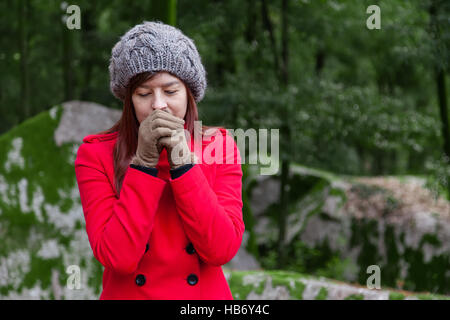 mujer congelada durante un frío día de invierno 4543488 Foto de