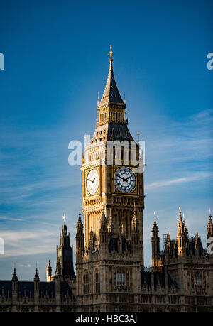 El Elizabeth Tower (anteriormente llamado la torre del reloj o torre de San Esteban), más popularmente conocido como Big Ben.