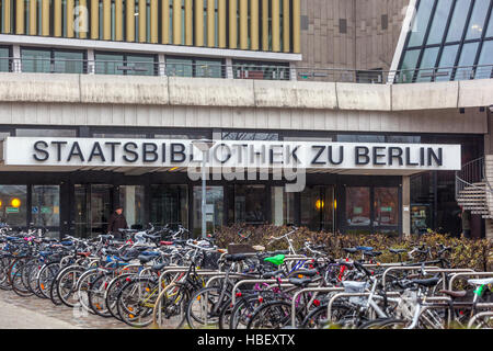 Biblioteca Estatal de Berlín, Staatsbibliothek, bicicletas frente a la Biblioteca Estatal, Berlín, Alemania, viajeros y bicicletas Foto de stock