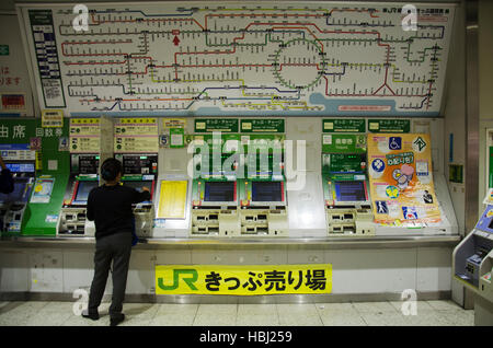 Los japoneses la compra de billetes de tren desde la máquina expendedora automática en komagawa estación de ferrocarril el 19 de octubre de 2016 en Saitama, Japón Foto de stock