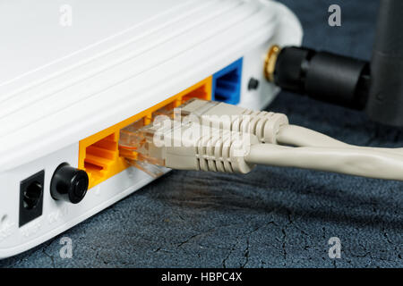 Los routers inalámbricos y redes ANTENA CABLE Foto de stock