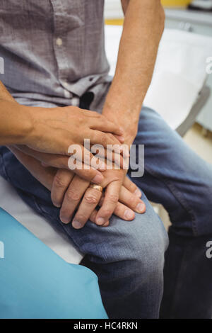 Close-up de doctora consolando a un paciente Foto de stock