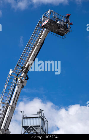 Elevador hidráulico Arial de servicio contra incendios Foto de stock