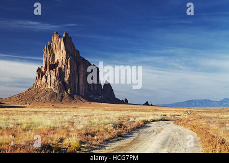Shiprock, la gran montaña de roca volcánica en el plano del desierto de Nuevo México, EE.UU. Foto de stock