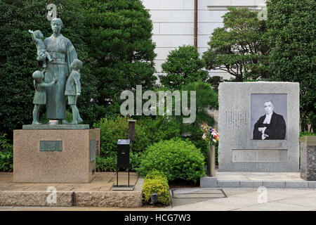 Viuda de guerra monumento, museo Yushukan, Tokio, Japón Foto de stock