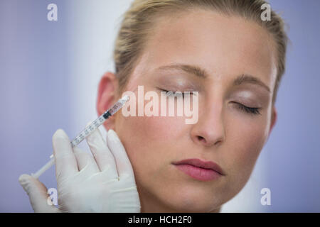 Paciente recibe una inyección de Botox en la cara