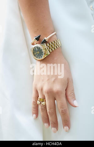 mostrar Roble Margaret Mitchell Mujer con reloj Rolex de oro y joyas antes de Giorgio Armani Fashion Show,  la Semana de la moda de Milán street style el 23 de septiembre Fotografía  de stock - Alamy