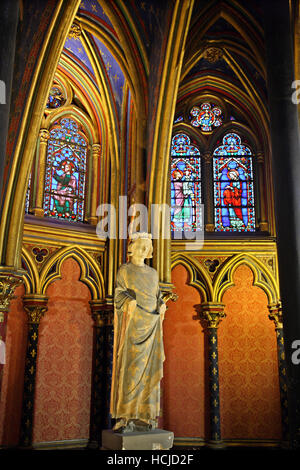 La estatua de Saint Louis en la parte inferior de la capilla de la Sainte-Chapelle en Île de la Cité, París, Francia. Foto de stock