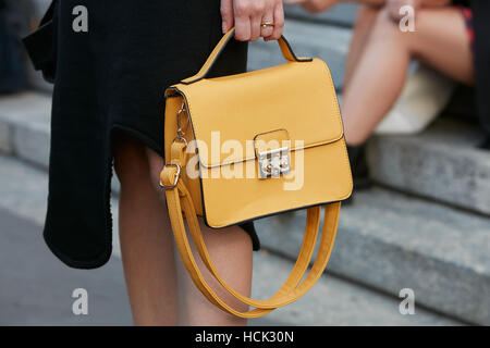 Mujer con oro y plata Louis Vuitton bolsa antes de Salvatore Ferragamo  Fashion Show, la Semana de la moda de Milán street style en enero de 2017  Fotografía de stock - Alamy