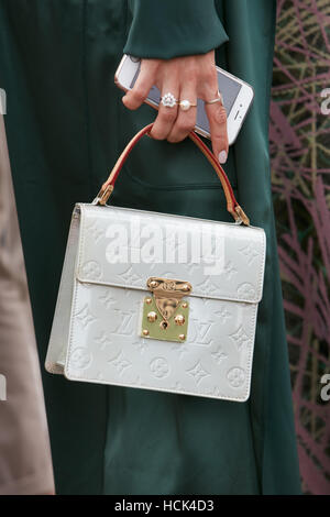 Mujer Con Bolsa De Cuero De Cocodrilo Beige Louis Vuitton Y Correa De  Hombro Fendi Antes Del Desfile De Moda Fendi Fotografía editorial - Imagen  de louis, correa: 194566202