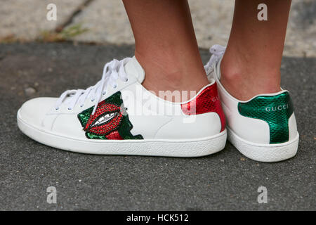 Woman white gucci sneakers red fotografías e imágenes de alta resolución -