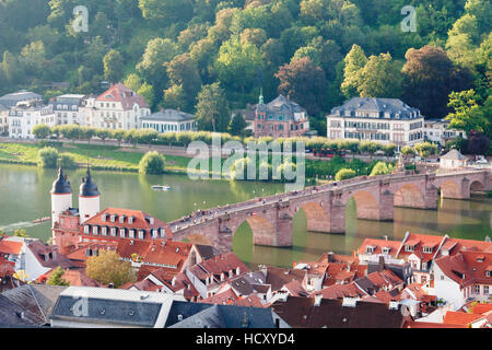 Casco antiguo con Karl-Theodor Bridge (Puente Viejo) y gate, río Neckar, Heidelberg, Baden-Wurttemberg, Alemania Foto de stock