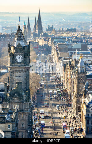 Princes Street New Town vista aérea de invierno Otoño escocés mirando hacia abajo a lo largo de la calle comercial en Balmoral Hotel torre del reloj Edimburgo Escocia Reino Unido