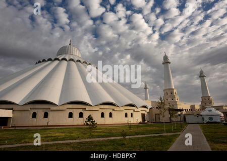 El Jeque Khalifa Bin Zayed Al Nahyan Mezquita exterior en Shymkent Kazajstán Foto de stock