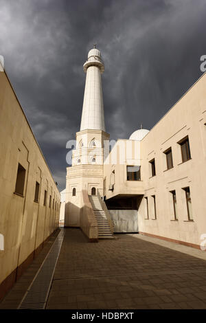 Minarete de Sheikh Khalifa Bin Zayed Al Nahyan Mezquita en Shymkent Kazajstán Foto de stock