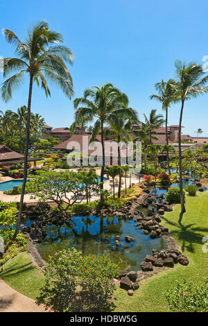 Hotel con piscina y palmeras, Poipu, Koloa, Kaua&#39;i, Hawaii, EE.UU.