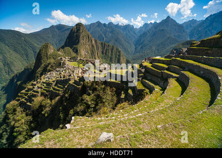 Vista de la perdida de la ciudad inca de Machu Picchu, cerca de Cusco, Perú. Machu Picchu es un santuario histórico Peruano. Terrazas puede verse en primer plano.