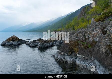 Shamanka-Rock sobre el lago Baikal, Rusia Foto de stock