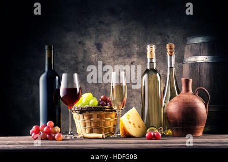 Los bodegones de vino con el tonel de madera Fotografía de stock - Alamy