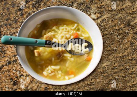 Tazón de Sopa con las letras abc deletreó en fideos Foto de stock
