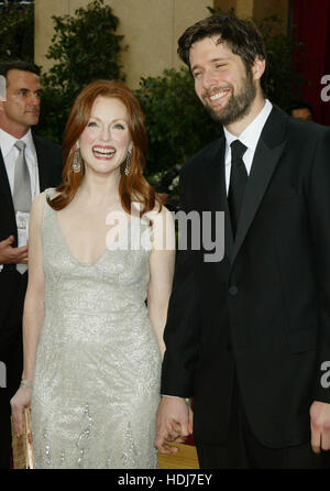 Julianne Moore y su esposo, director Bart Freundlich, en los Premios de la academia en Hollywood, California el 29 de febrero de 2004. Crédito de la foto: Francis Specker Foto de stock