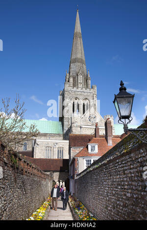 La torre de la Catedral de Chichester en Sussex, contra un cielo azul. Foto de stock