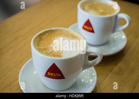 Tazas de Delta meia de leite (café con leche), Porto (Porto), Portugal  Fotografía de stock - Alamy