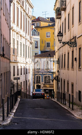Una de las estrechas calles de la vieja ciudad de Lisboa, Portugal. Foto de stock
