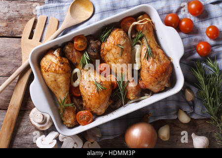 Piernas de pollo cocido con verduras cerca vista desde arriba de la horizontal.