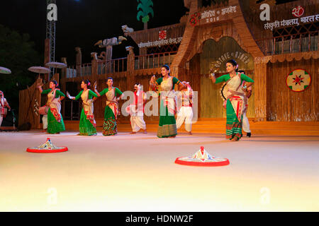 Bailarines tribales desde Assam realización tradicional danza de Bodo Assam. Festival tribal en Ajmer, Rajasthan, India Foto de stock